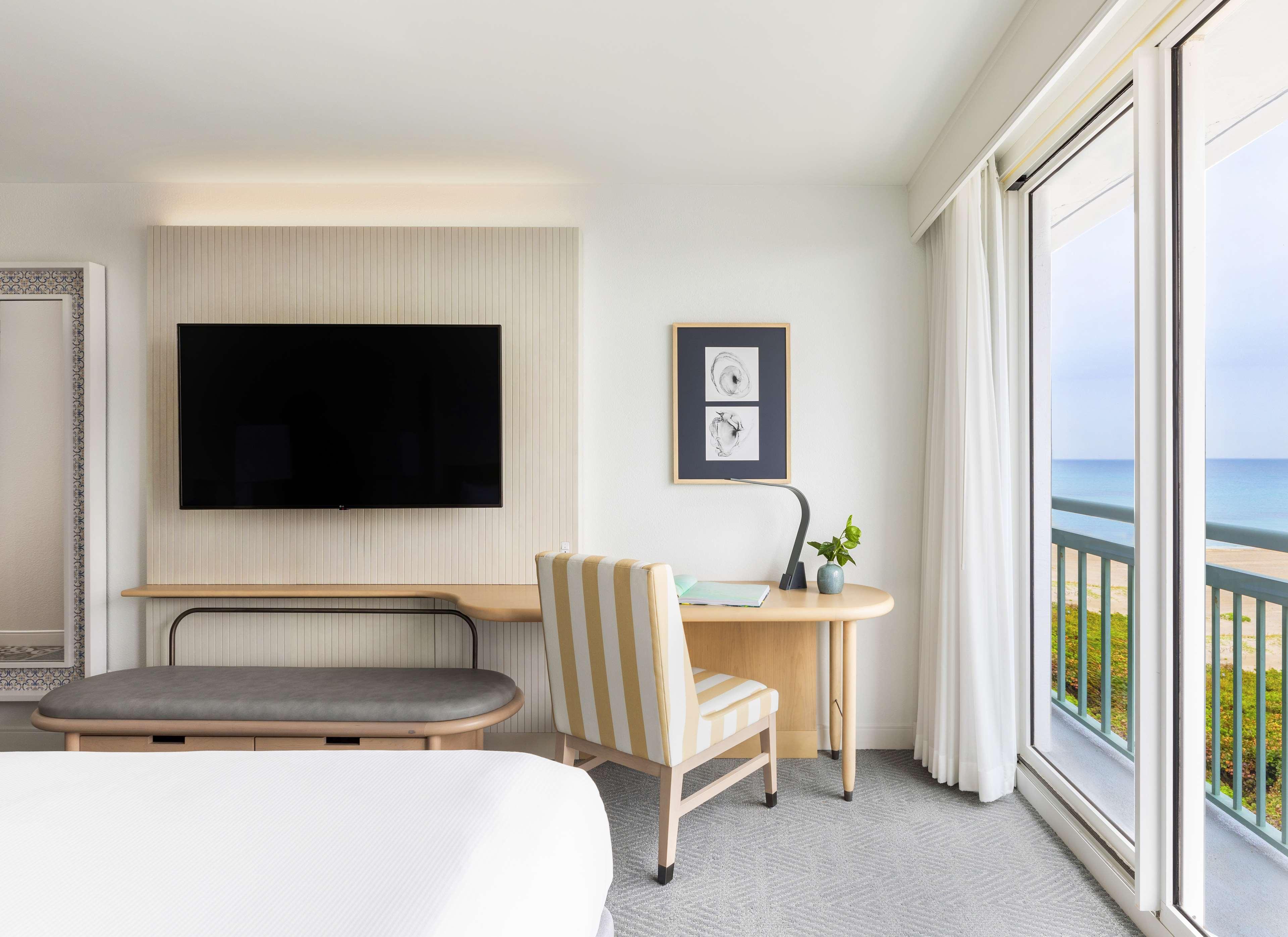 The Singer Oceanfront Resort, Curio Collection By Hilton Riviera Beach Extérieur photo