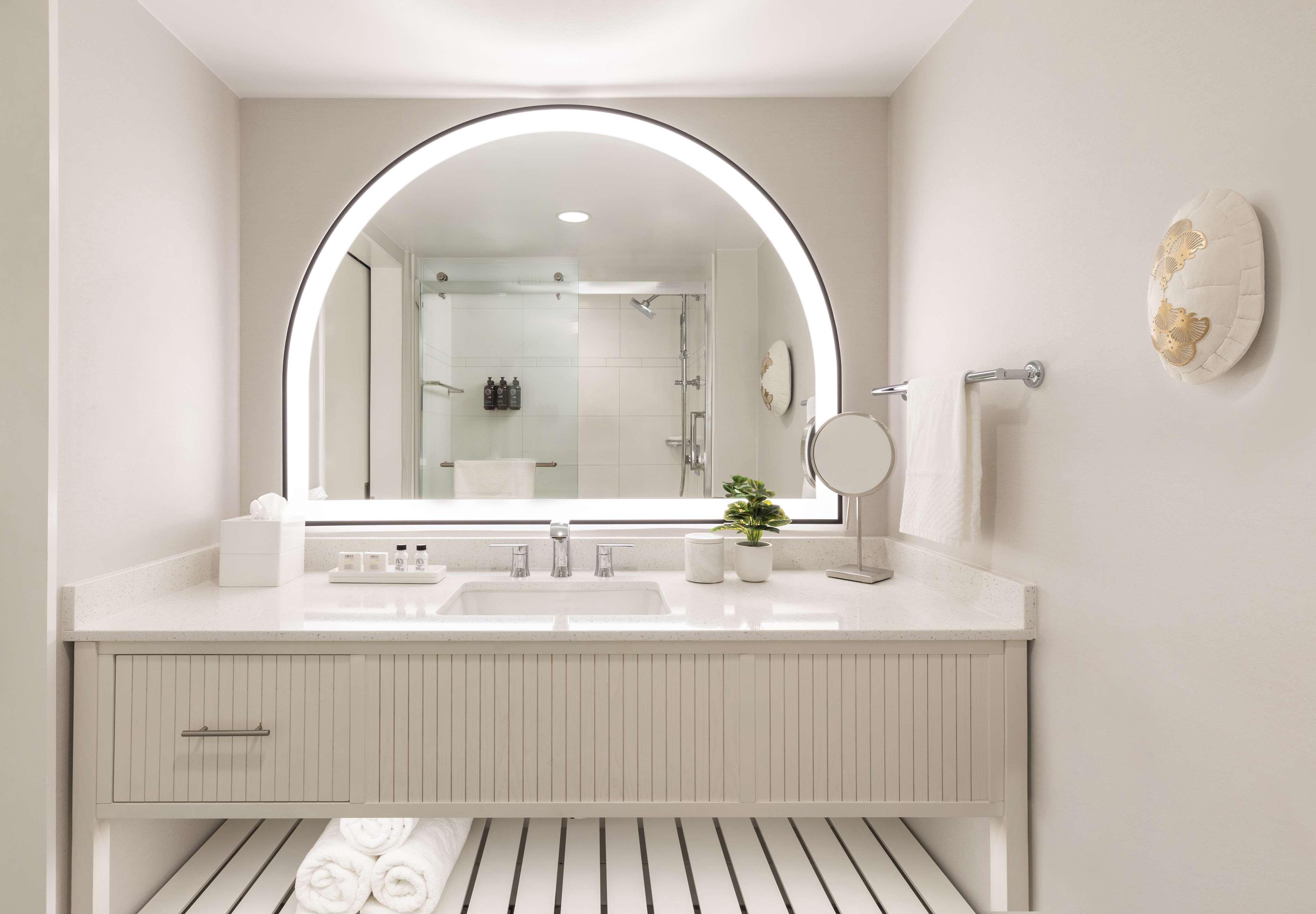The Singer Oceanfront Resort, Curio Collection By Hilton Riviera Beach Extérieur photo