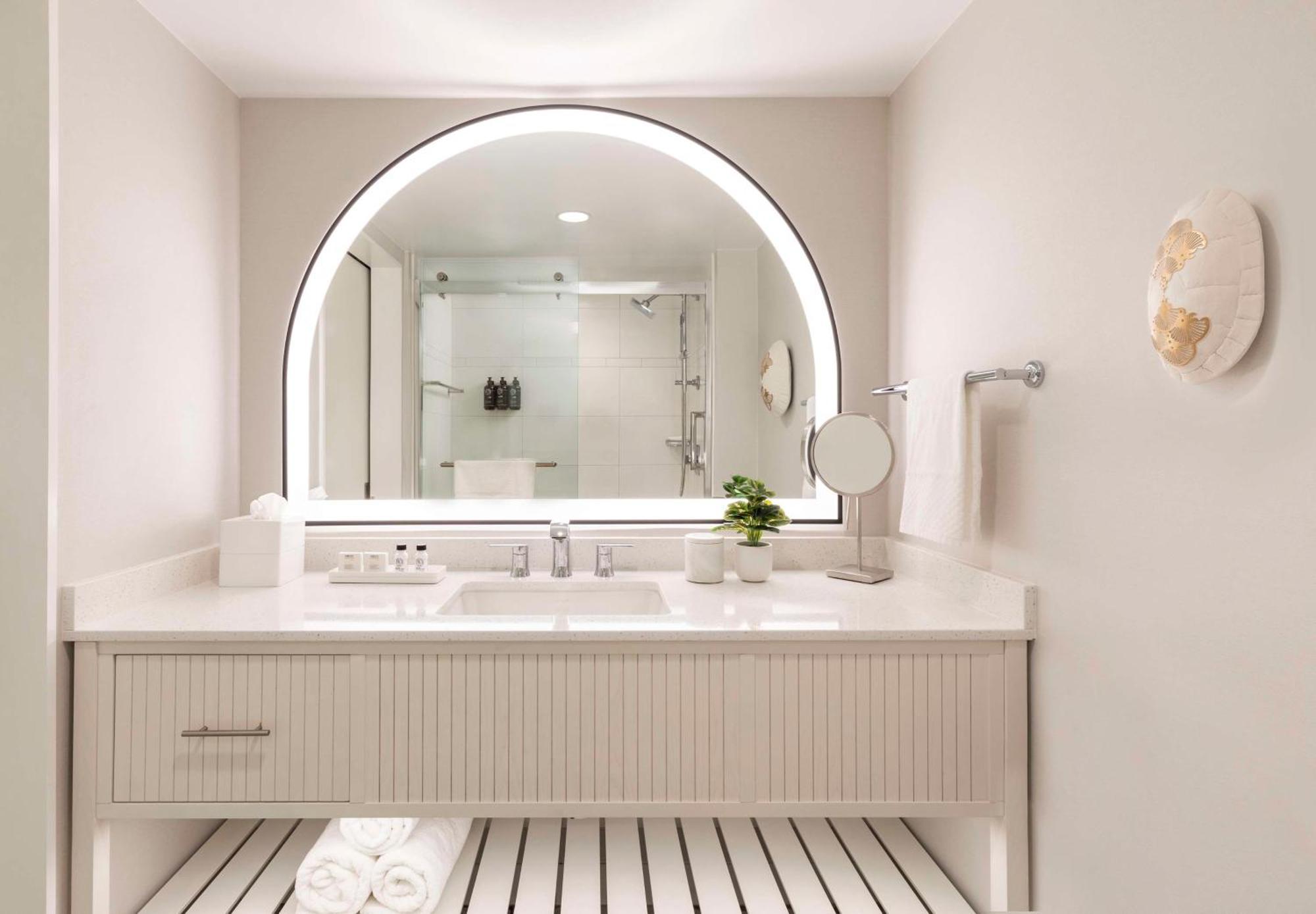 The Singer Oceanfront Resort, Curio Collection By Hilton Riviera Beach Extérieur photo