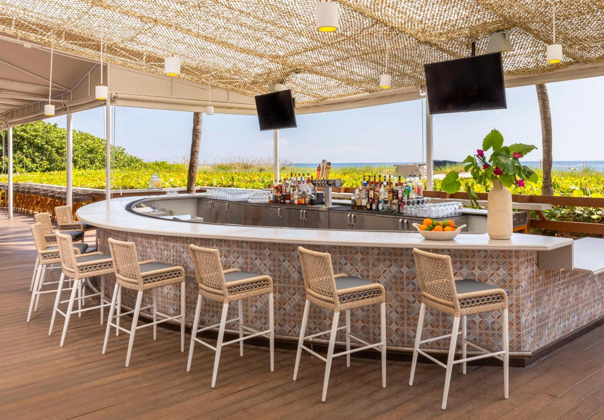 The Singer Oceanfront Resort, Curio Collection By Hilton Riviera Beach Extérieur photo