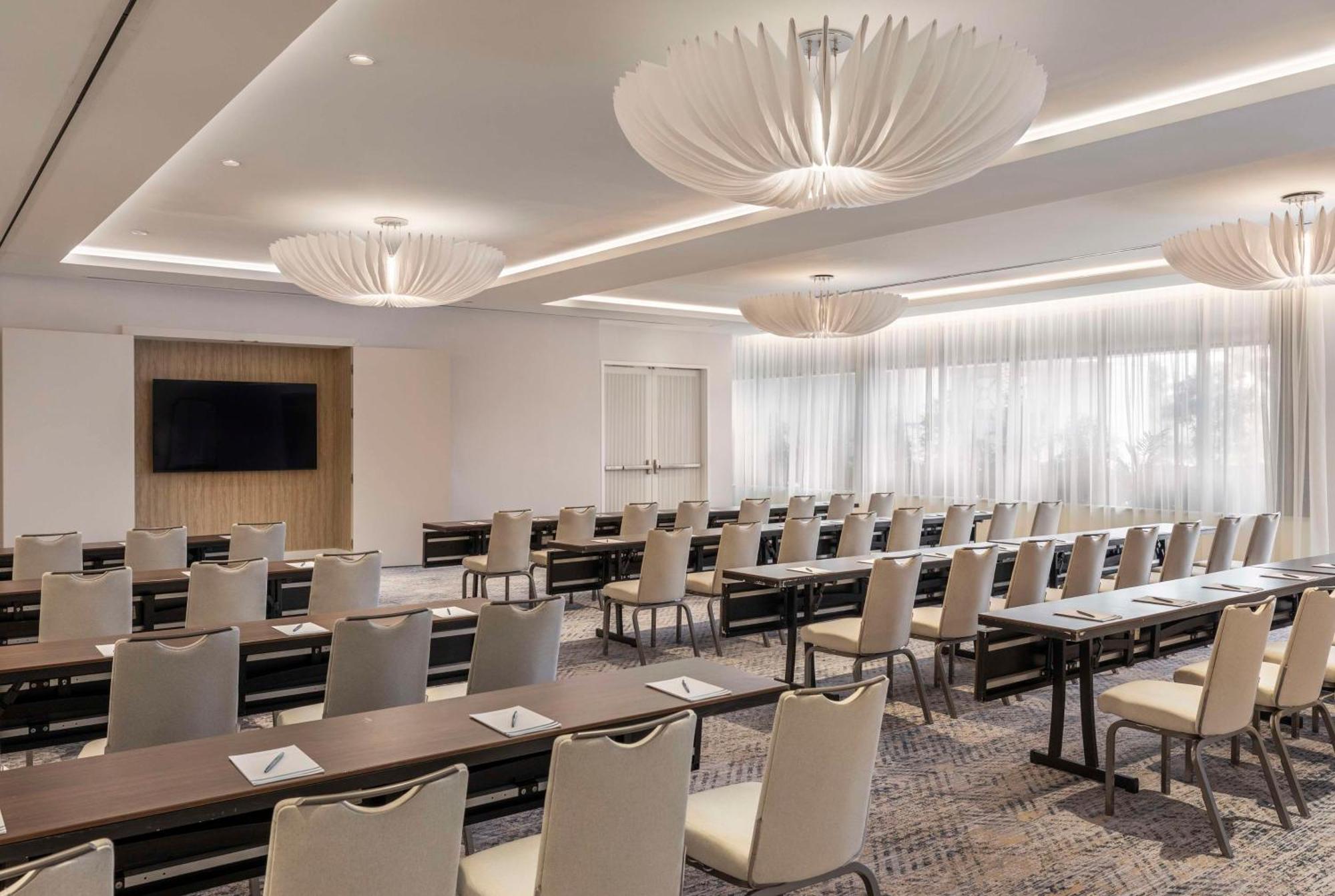 The Singer Oceanfront Resort, Curio Collection By Hilton Riviera Beach Extérieur photo
