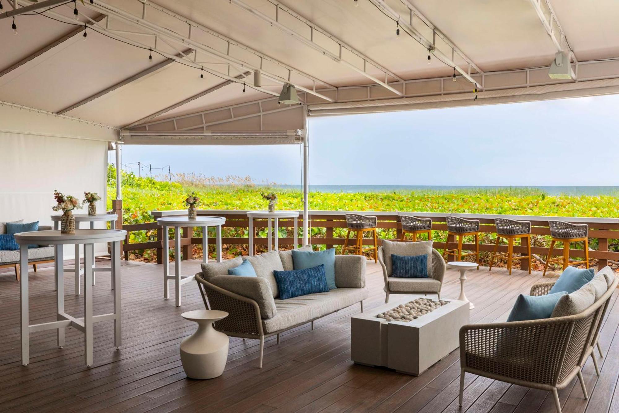 The Singer Oceanfront Resort, Curio Collection By Hilton Riviera Beach Extérieur photo
