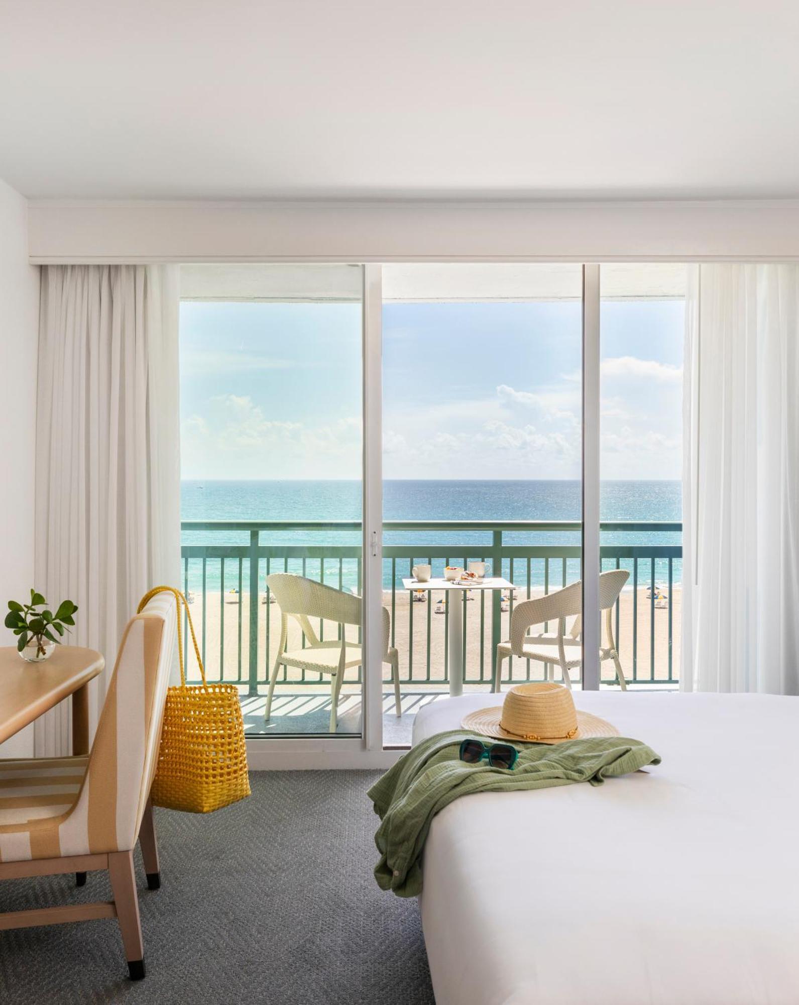 The Singer Oceanfront Resort, Curio Collection By Hilton Riviera Beach Extérieur photo